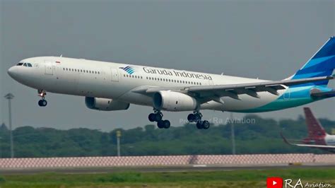 Terlihat Dekat Pesawat Garuda Indonesia Airbus A330 Landing Di Runway