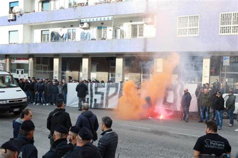 Napoli I Tifosi Contro La Squadra Al San Paolo Giocatori Mercenari