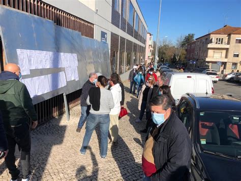 Eleitores Em Longas Filas Espera Para Votar Em V Rios Pontos Do Pa S