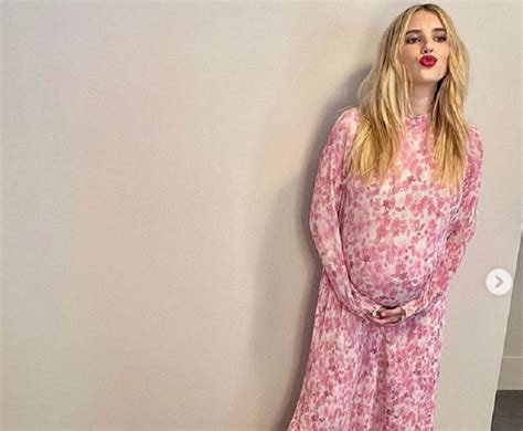 Emma Roberts Becomes Cosmopolitan S First Pregnant Cover Star Emmas