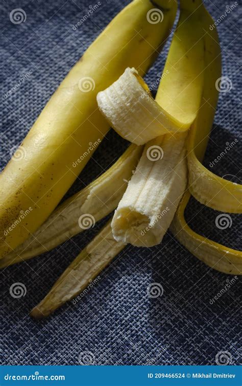 Banana Mordida Al Lado De Un Pl Tano Sin Pelar Foto De Archivo Imagen