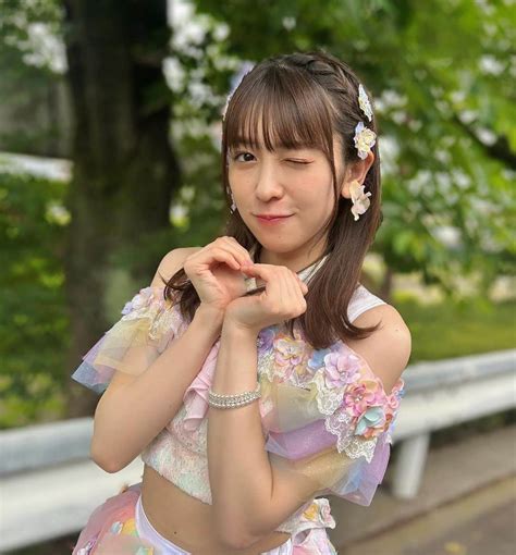 小泉遥香さんのインスタグラム写真 小泉遥香instagram 「￤𝓱𝓮𝓪𝓻𝓽🫶 新曲「かわいいメモリアル」 絶賛配信ちゅ～😚 もう聴いてくれたかな？？ ぜひsnsでダンスを真似してね😉