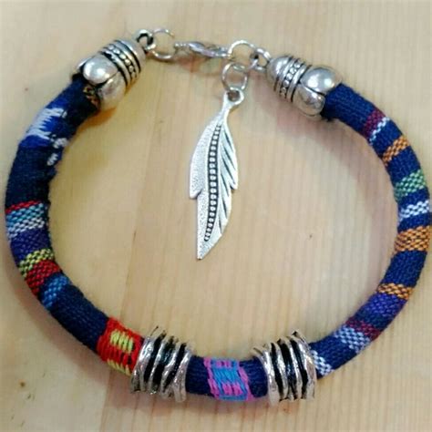 pulsera de cordón étnico y pluma Beaded bracelets Rope bracelet