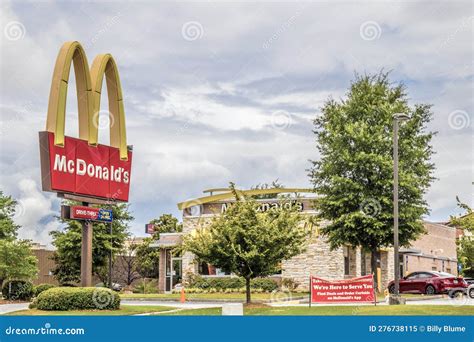 McDonald S Restaurant Sign and Building Editorial Image - Image of ...