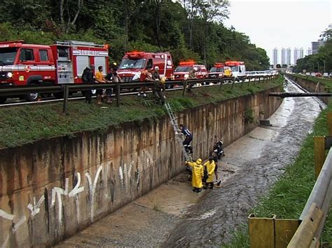 G Piloto Morre Ap S Moto Cair Em C Rrego Da Marginal Botafogo Em Go