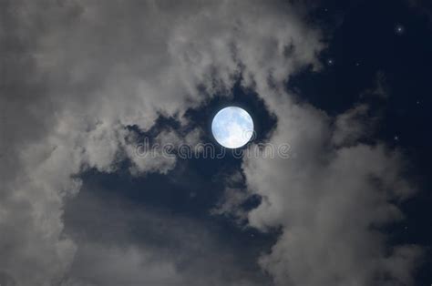 Lua Cheia Brilhante No Céu Azul Sobre O Campo Foto de Stock Imagem de