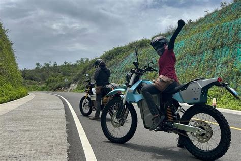 Foto Cerita Icha Perempuan Yang Naik Motor Listrik Dari Bandung Ke Bali