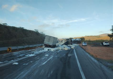 Acidente Entre Carreta E Caminhão Causa Congestionamento Na Fernão Dias