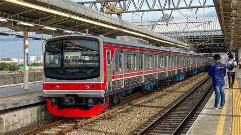 Warna Warni Krl Commuter Line Di Stasiun Manggarai Jr Marchen