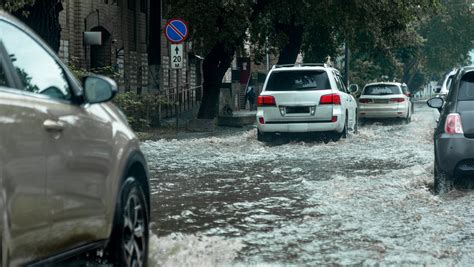 Al Menos Un Muerto En Lisboa Por Fuertes Lluvias E Inundaciones Videos