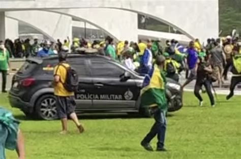 Vídeo Mostra Viatura Da Pmdf Avançando Sobre Radicais Bolsonaristas Que