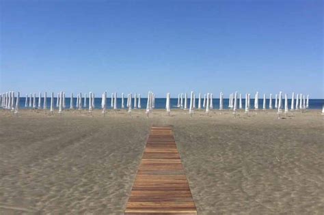 Riaprono le spiagge nel Lazio così il litorale si prepara a ripartire