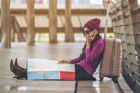 Viajante Da Mulher Que Olha O Mapa Do Curso Na Passagem Do Aeroporto