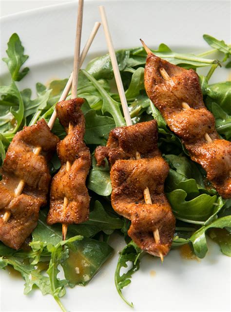 Brochettes de porc aux épices sur salade de roquette RICARDO