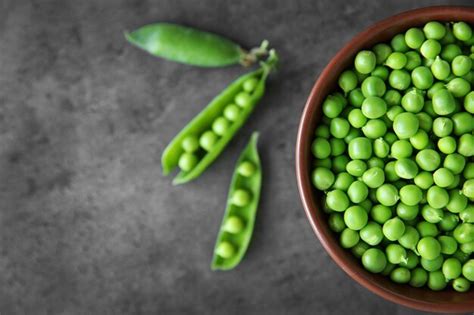 Premium Photo Fresh Green Peas In Bowl Closeup