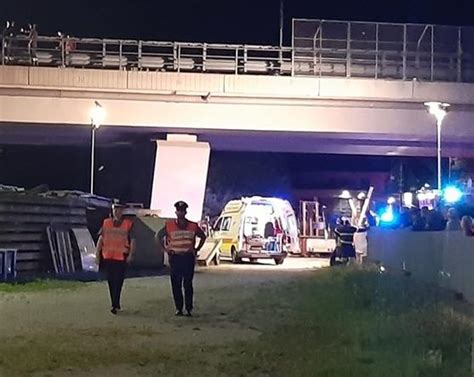 La Moto Sbanda Marito E Moglie Muoiono Sul Colpo Lasciano Figlia Di