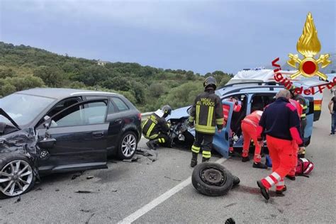 Frontale Sulla In Sardegna Feriti Estratti Dalle Lamiere Uno