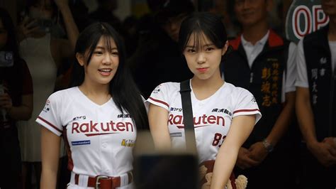 樂天女孩rakuten Girls 李多慧熊霓登場拍照達美樂披薩一日店長 Youtube