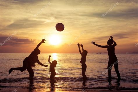 Silueta De Familia Feliz Que Juega En La Playa Al Atardecer Fotograf A