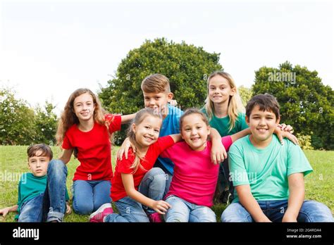 Grupo De Ni Os Felices Mostrando Unidad Fotograf A De Stock Alamy