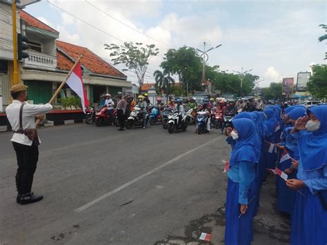 Hormat Bendera Merah Putih Pelajar Dan Pengendara Antusias Kenang Hari