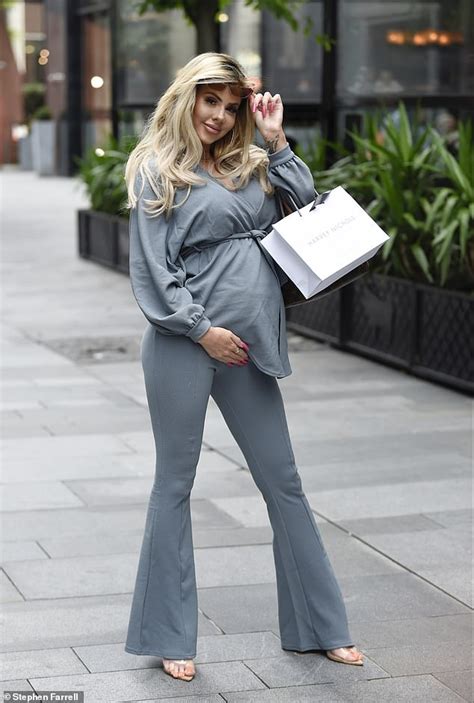 Love Islands Hannah Elizabeth Accentuates Her Baby Bump Daily Mail