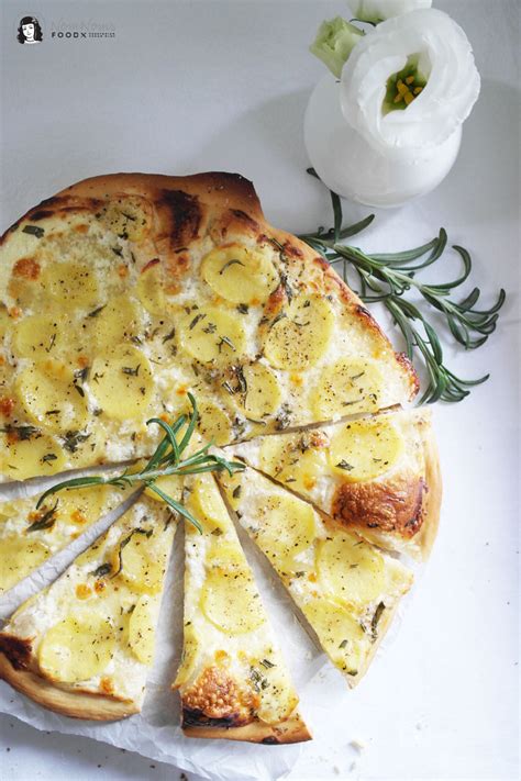 Wei E Pizza Bianca Panna Mit Kartoffelscheiben Mozzarella Und Rosmarin