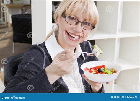 La Femme Blonde Adulte Mange De La Salade Dans Une Salle Lumineuse Photo Stock Image Du Humain