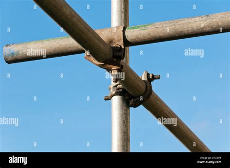 Close up of joint in scaffold poles against a blue sky Stock Photo - Alamy