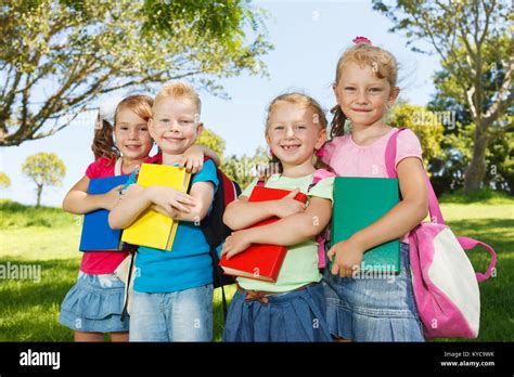 Kids reading books outside hi-res stock photography and images - Alamy