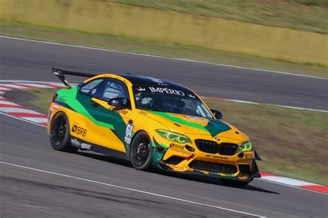 MC Tubarão no pódio da categoria GT4 da Endurance Brasil em Santa Cruz