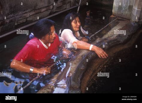 Manantial de agua milagrosa fotografías e imágenes de alta resolución