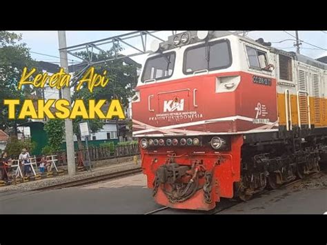 Kereta Api Taksaka Keluar Dari Stasiun Tugu Yogyakarta Youtube