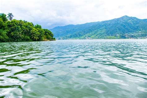 Hermoso Lago Phewa Y Ciudad De Pokhara Nepal Foto Premium