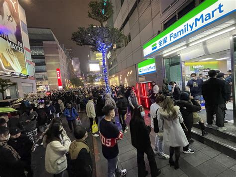 台北跨年夜 信義商圈超商湧人潮 圖