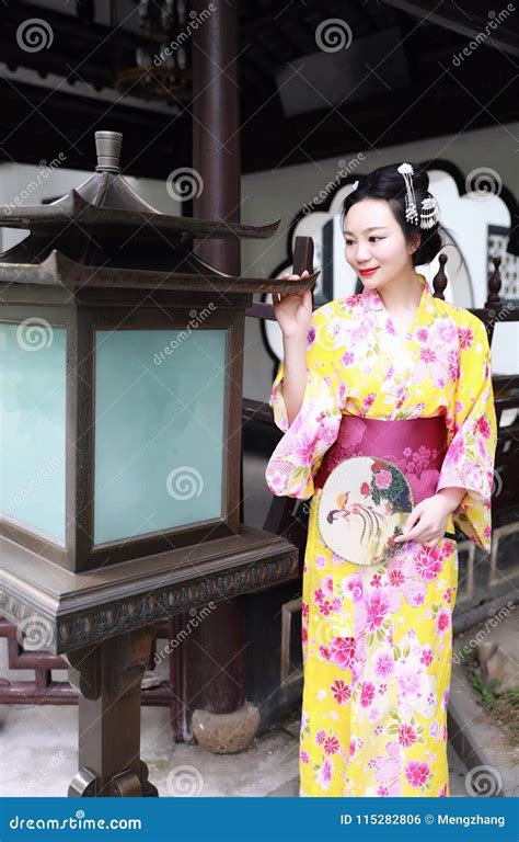 Tragendes Kimonospiel Traditioneller Asiatischer Japanischer Frauenbraut Geisha In Einem Graden