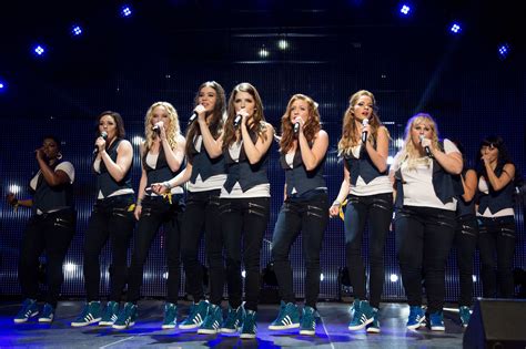 New Pitch Perfect Images Featuring Anna Kendrick Elizabeth Banks