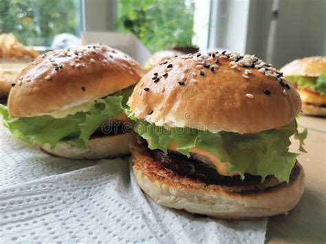 Cocinar En Casa Hamburguesa Con Tomate De Huevo De Tocino Y Ensalada