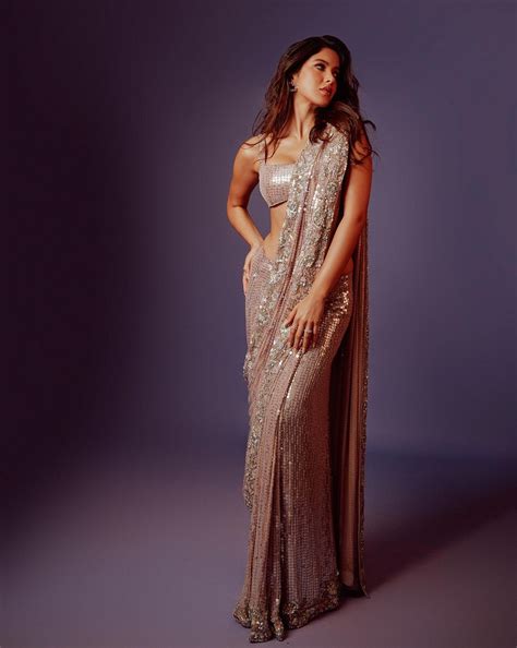 Shanaya Kapoor Looks Sizzling Hot In A Shimmery Saree With Skimpy Blouse See Now
