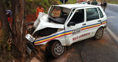 G1 Viatura da Polícia Militar colide árvore na BR 365 notícias