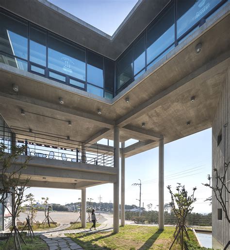 Gallery of Pentagon Commercial Building / On Architects Inc. - 3