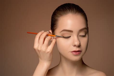 7 Cara Memakai Eyeliner Yang Mudah Untuk Pemula