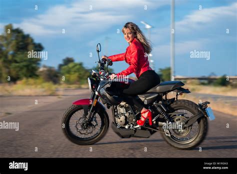 Fille sur une moto Banque de photographies et dimages à haute