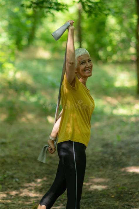 La Mujer De Mayor Edad Fortalece Los M Sculos Utilizando Bandas De