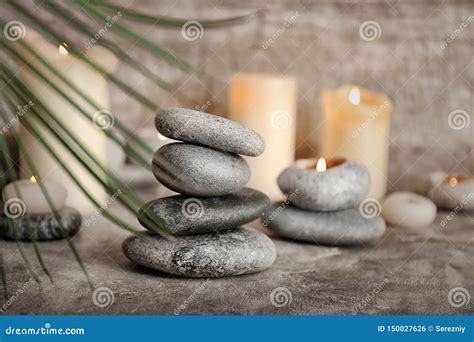 Pilha De Pedras Dos Termas Na Tabela Cinzenta Foto De Stock Imagem De