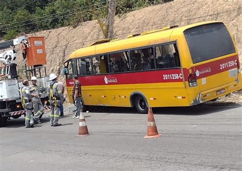 Acidente Amarelinho Fica Destru Do Ao Bater Em Poste E Passageiros