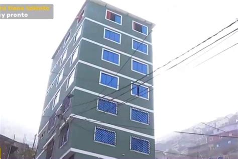 Construyen Edificio De Siete Pisos En Lo Alto De Un Cerro De Un