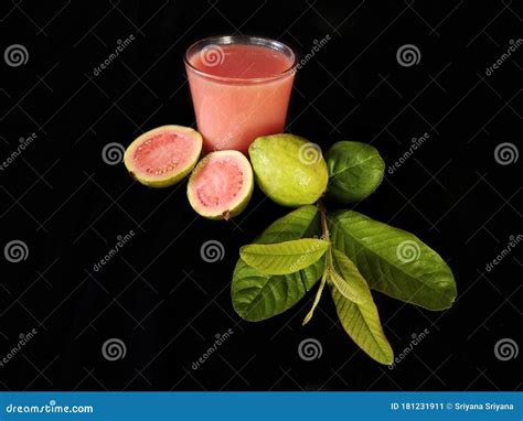 Jugo De Guayaba Bueno Para La Salud Aislado En Fondo Negro Imagen De