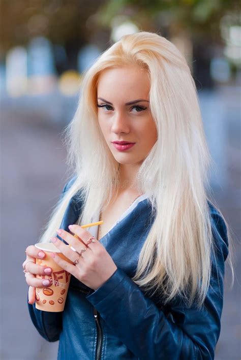 La Belle Jeune Fille Blonde Avec Un Joli Visage Et Un Beau Sourire