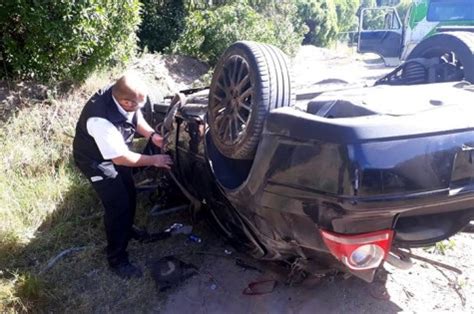 Volc Un Auto Y Termin En El Golf Club Cuatro Personas Heridas